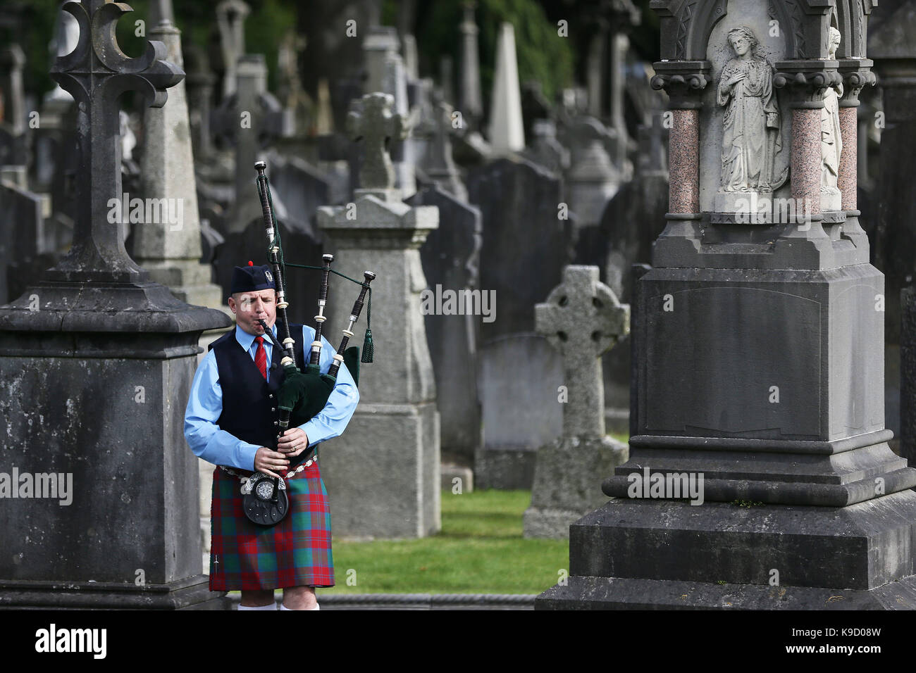 Ein Mitglied der Black Raven Pipe Band spielt in Glasnevin Cemetery in Dublin, während der Staat Gedenkfeier anläßlich des 100. Jahrestages der Errichtung der Beerdigung von 1916 Steigende leader Thomas Ashe. Stockfoto
