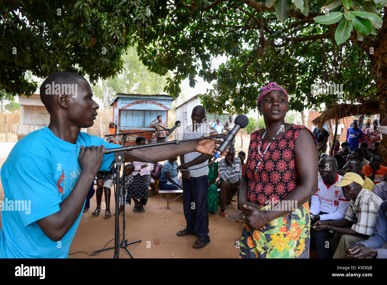 UGANDA, Arua, Radio Pacis, Aufnahme der Gemeinschaft stimmen im Dorf Onduparaka Stockfoto