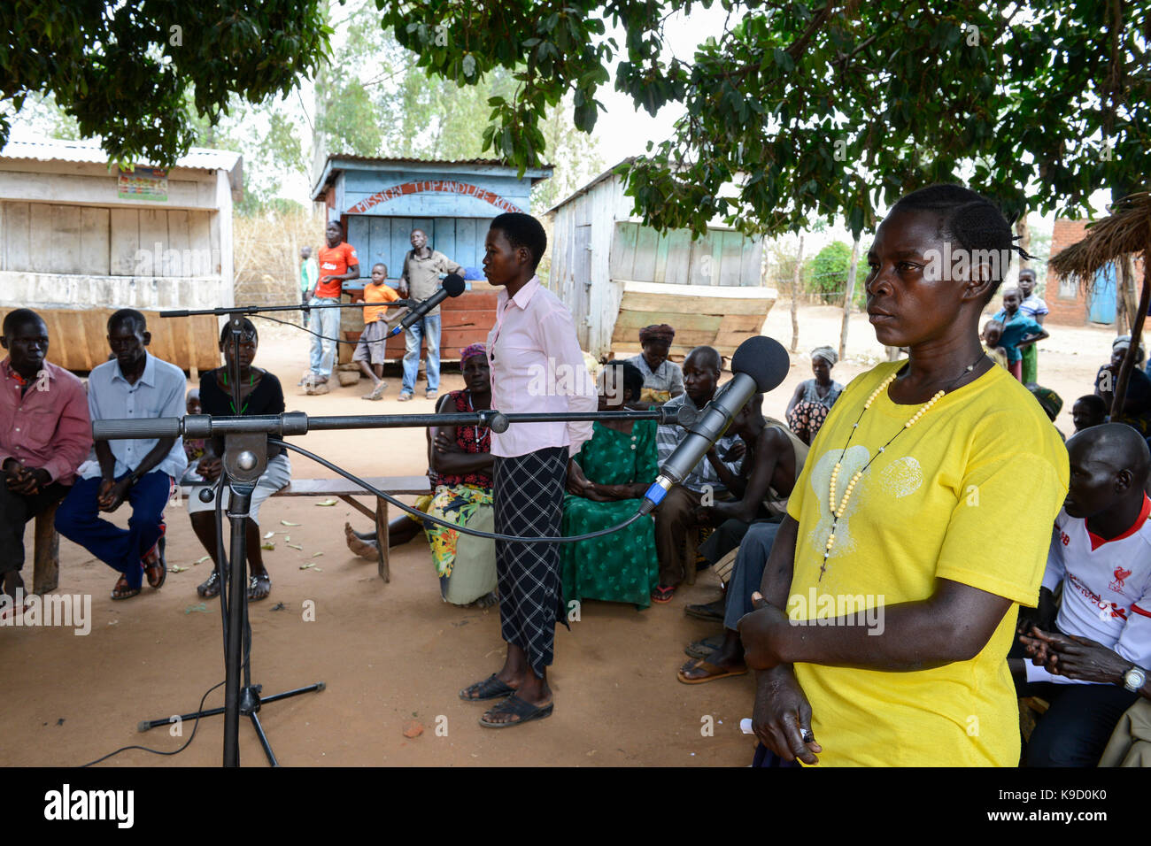 UGANDA, Arua, Radio Pacis, Aufnahme der Gemeinschaft stimmen im Dorf Onduparaka Stockfoto