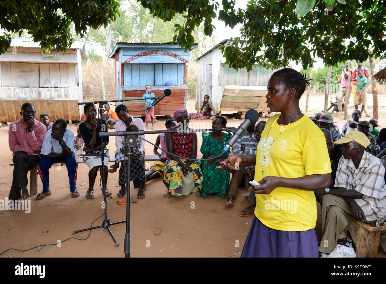 UGANDA, Arua, Radio Pacis, Aufnahme der Gemeinschaft stimmen im Dorf Onduparaka Stockfoto