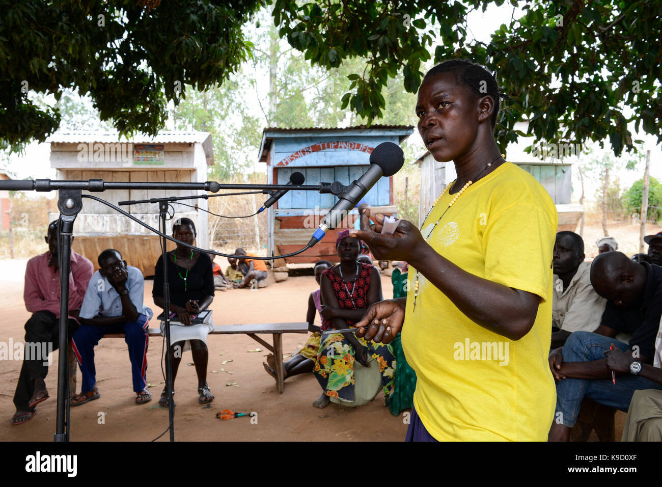 UGANDA, Arua, Radio Pacis, Aufnahme der Gemeinschaft stimmen im Dorf Onduparaka Stockfoto