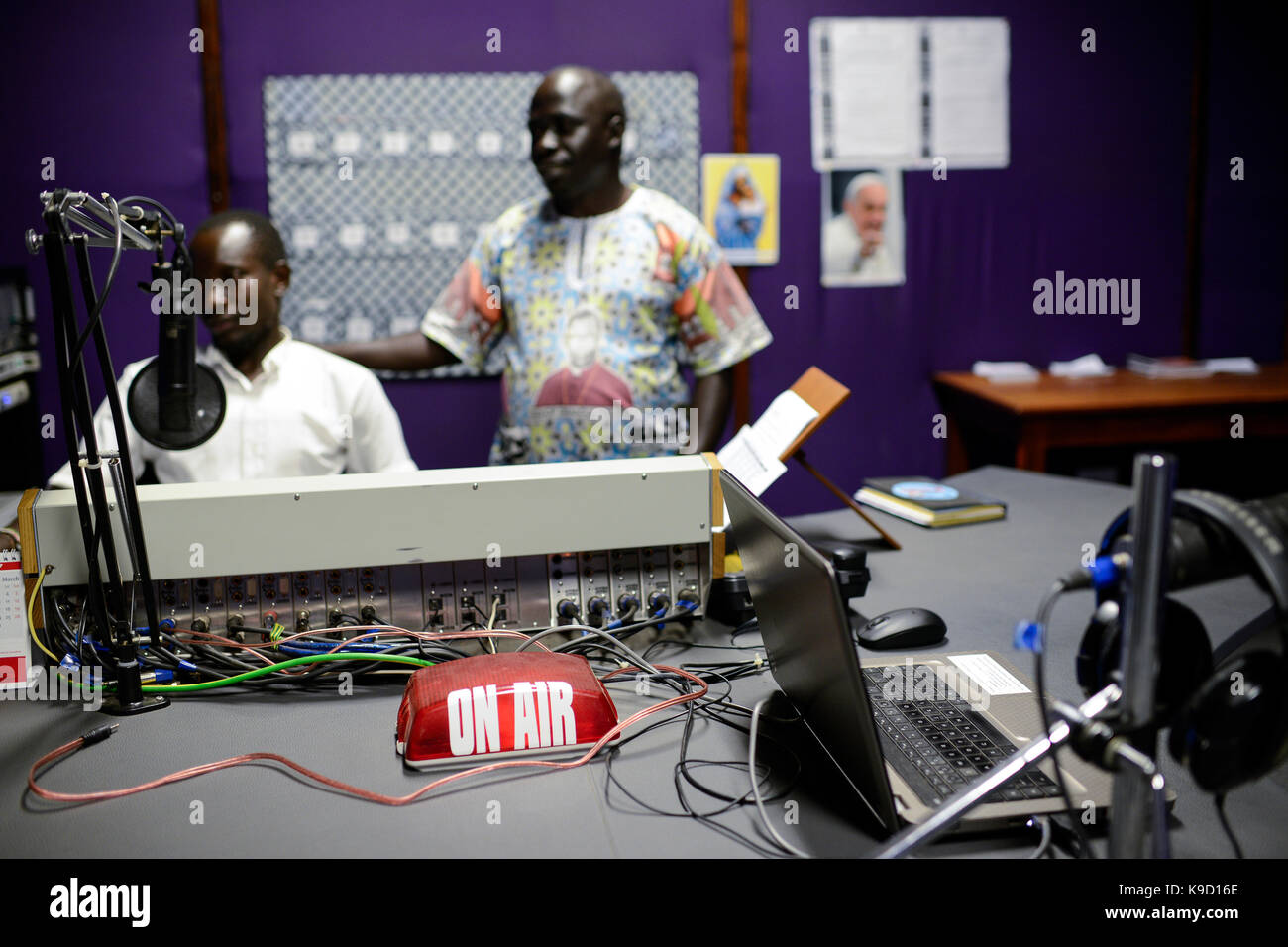 UGANDA, Arua, Radio Pacis, auf Luft, live Broadcasting studio, Station Manager Gaetano Apamaku Stockfoto
