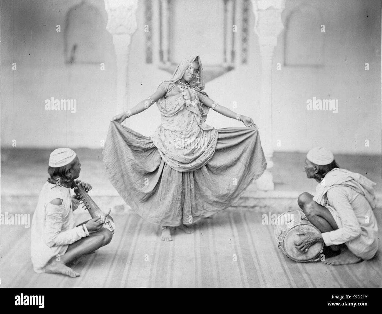 Nautch Tänzer mit zwei Musiker in Indien Stockfoto