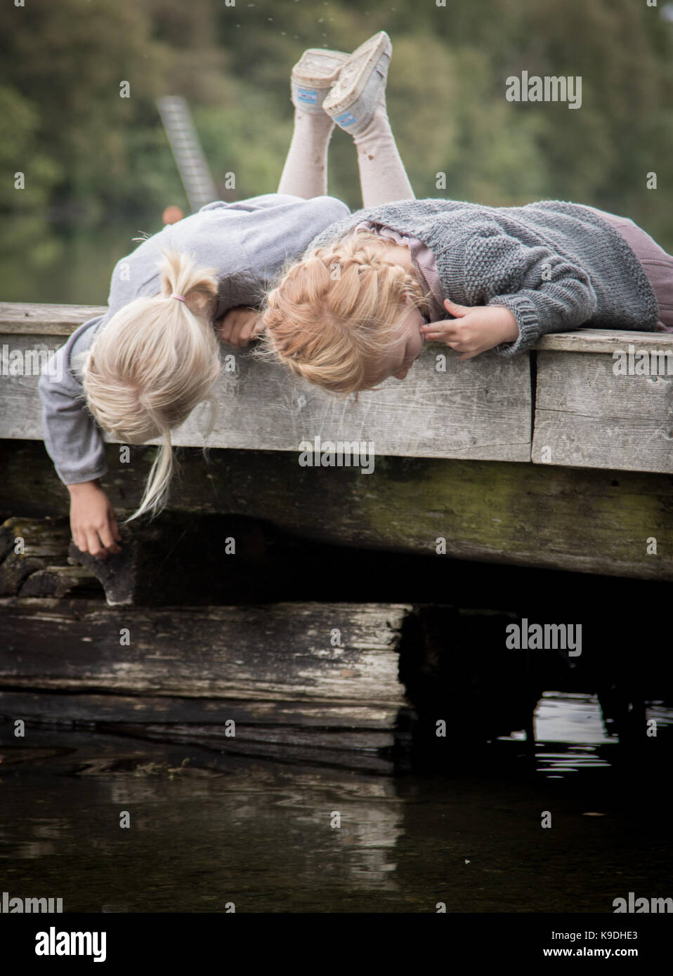 Kinder auf Pier Stockfoto