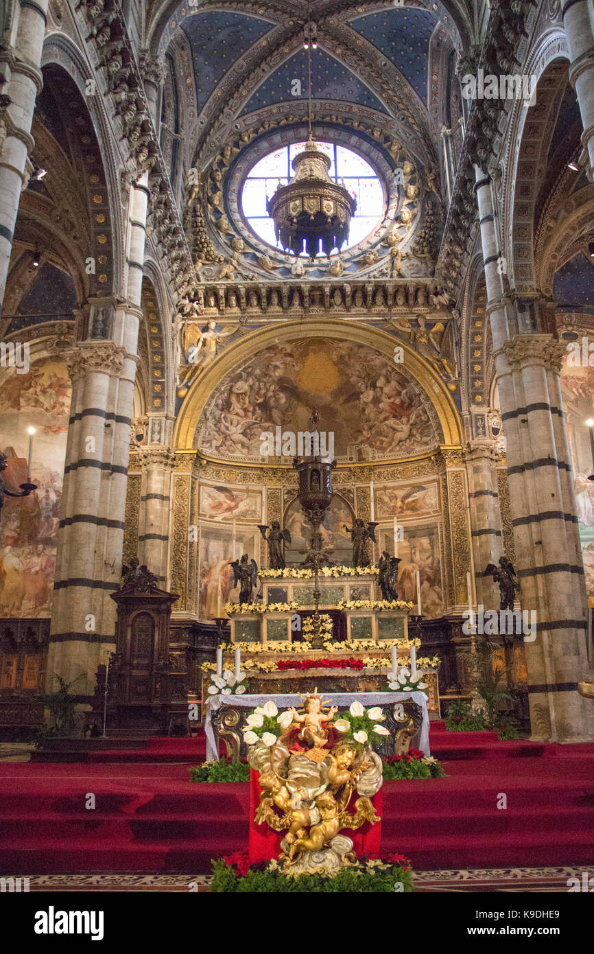 Italien, Siena - 26. Dezember 2016: Innenansicht des Duomo di Siena. Altar der Kathedrale Santa Maria Assunta am 26. Dezember 2016 Stockfoto