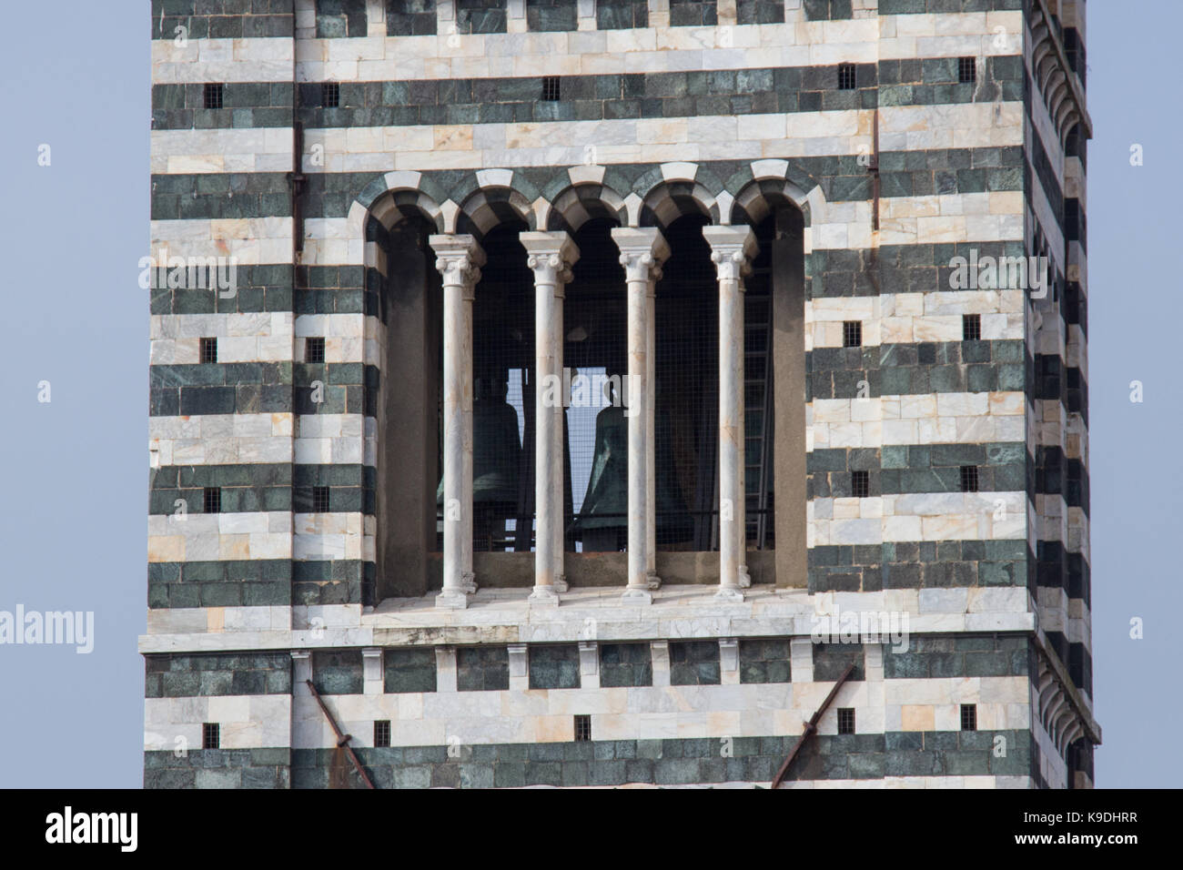 Italien, Siena - 26. Dezember 2016: Die Nahaufnahme der Glockenturm des Duomo di Siena. Die Ansicht der Romanischen stilistische Muster auf Campanile auf Deze Stockfoto