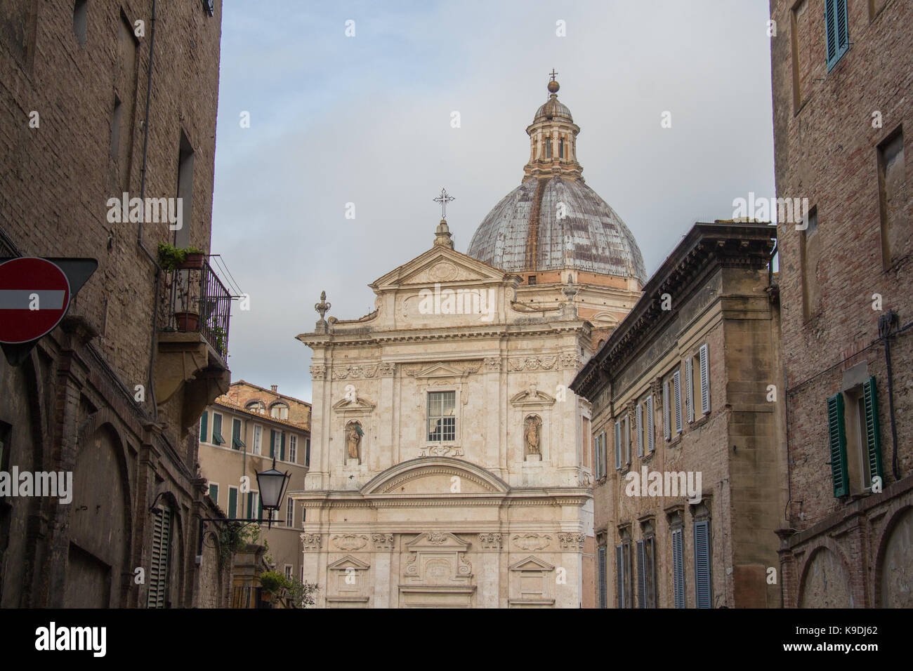 Italien, Siena - 26. Dezember 2016: der Blick auf die obere Fassade der Kirche Santa Maria in provenzano an der Piazza Provenzano Salvani am 26. Dezember 2016 in Sien Stockfoto