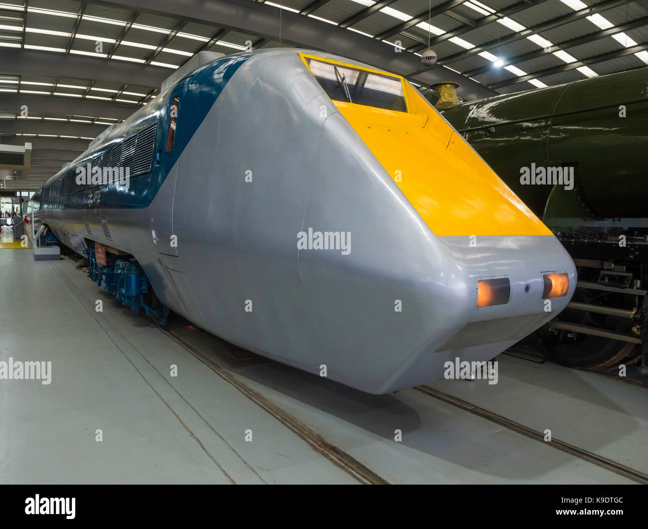 Historische schnelle Personenverkehr APT-E Gas Turbine angetriebene Neigezug in das National Railway Museum Shildon Stockfoto