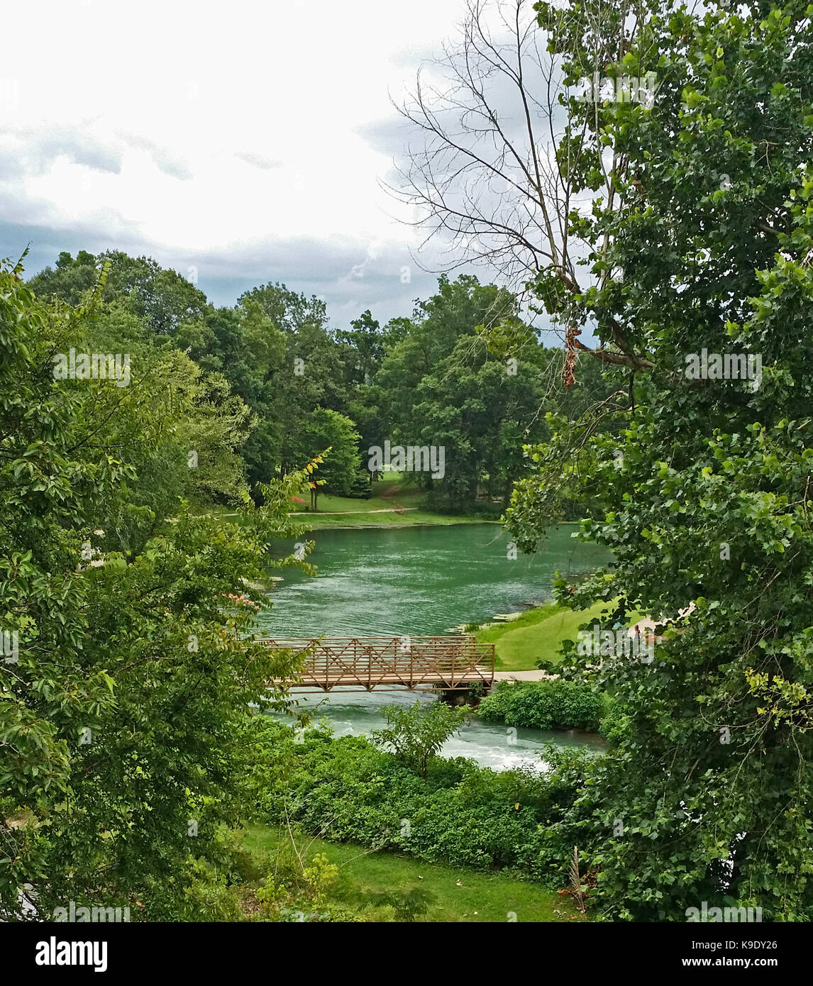 Malerische Missouri klares Wasser See Wanderweg Holz Fuß-Brücke Stockfoto