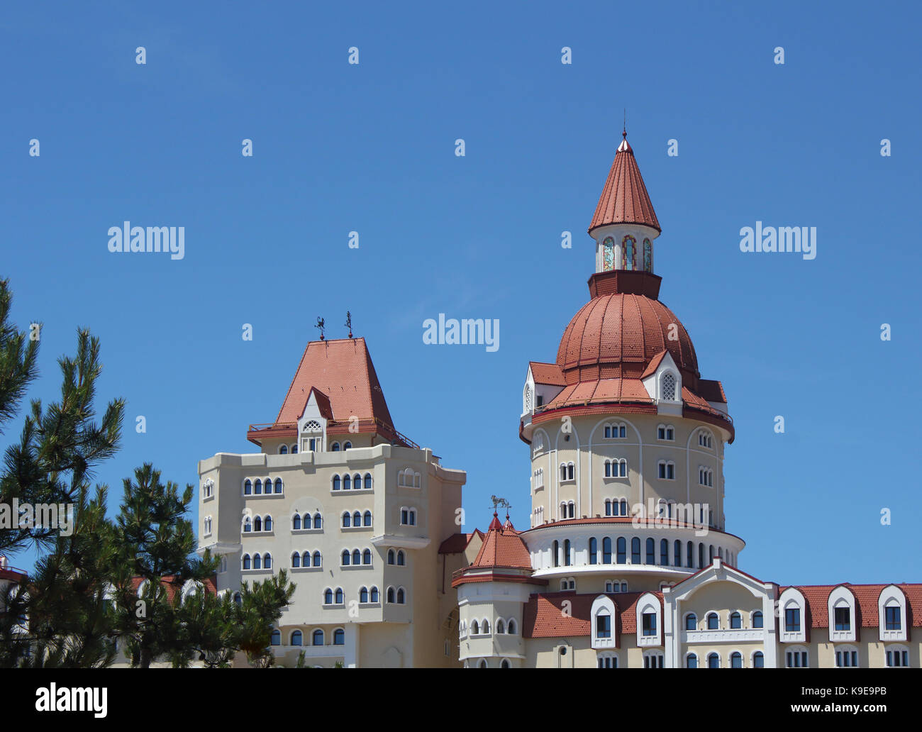 Moderne Burg-art Gebäude über den blauen Himmel Foto Stockfoto