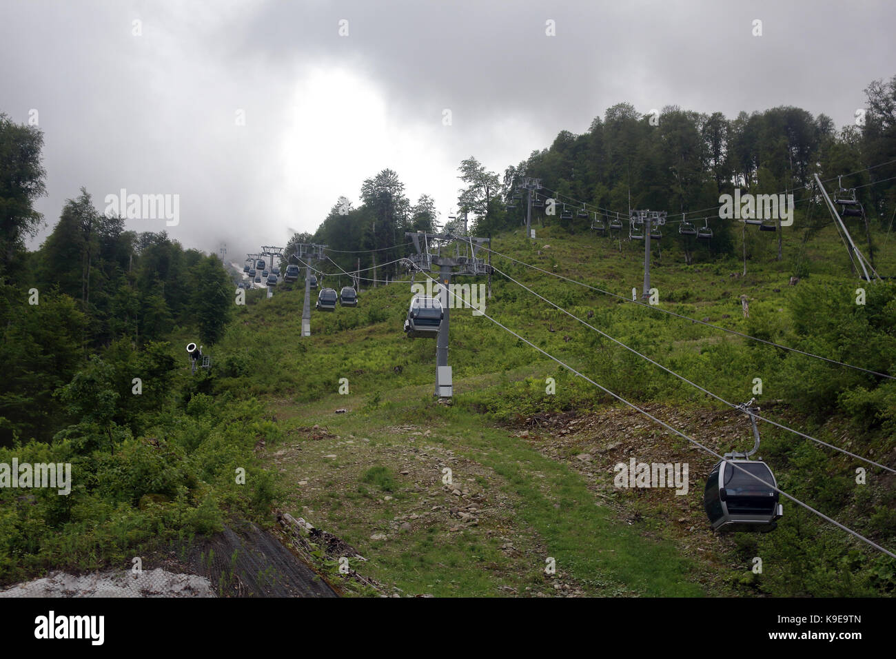 Gondola Typ Kabel weg auf dem Berghang Foto Stockfoto