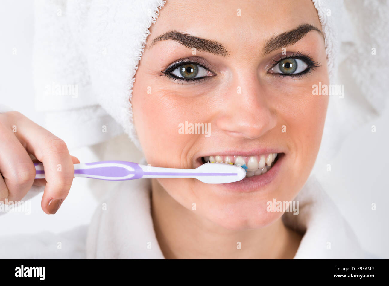 Nahaufnahme einer jungen Frau die Zähne putzen Stockfoto