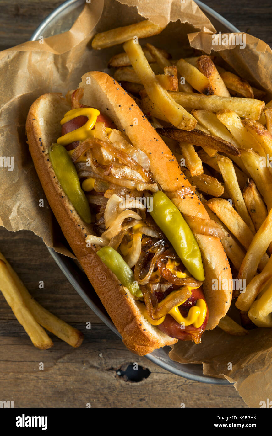 Hausgemachte Chicago Stil polnische Wurst mit Zwiebel Senf und Pfeffer Stockfoto