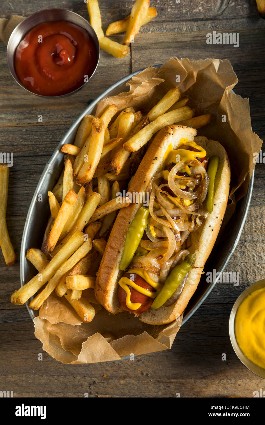 Hausgemachte Chicago Stil polnische Wurst mit Zwiebel Senf und Pfeffer Stockfoto