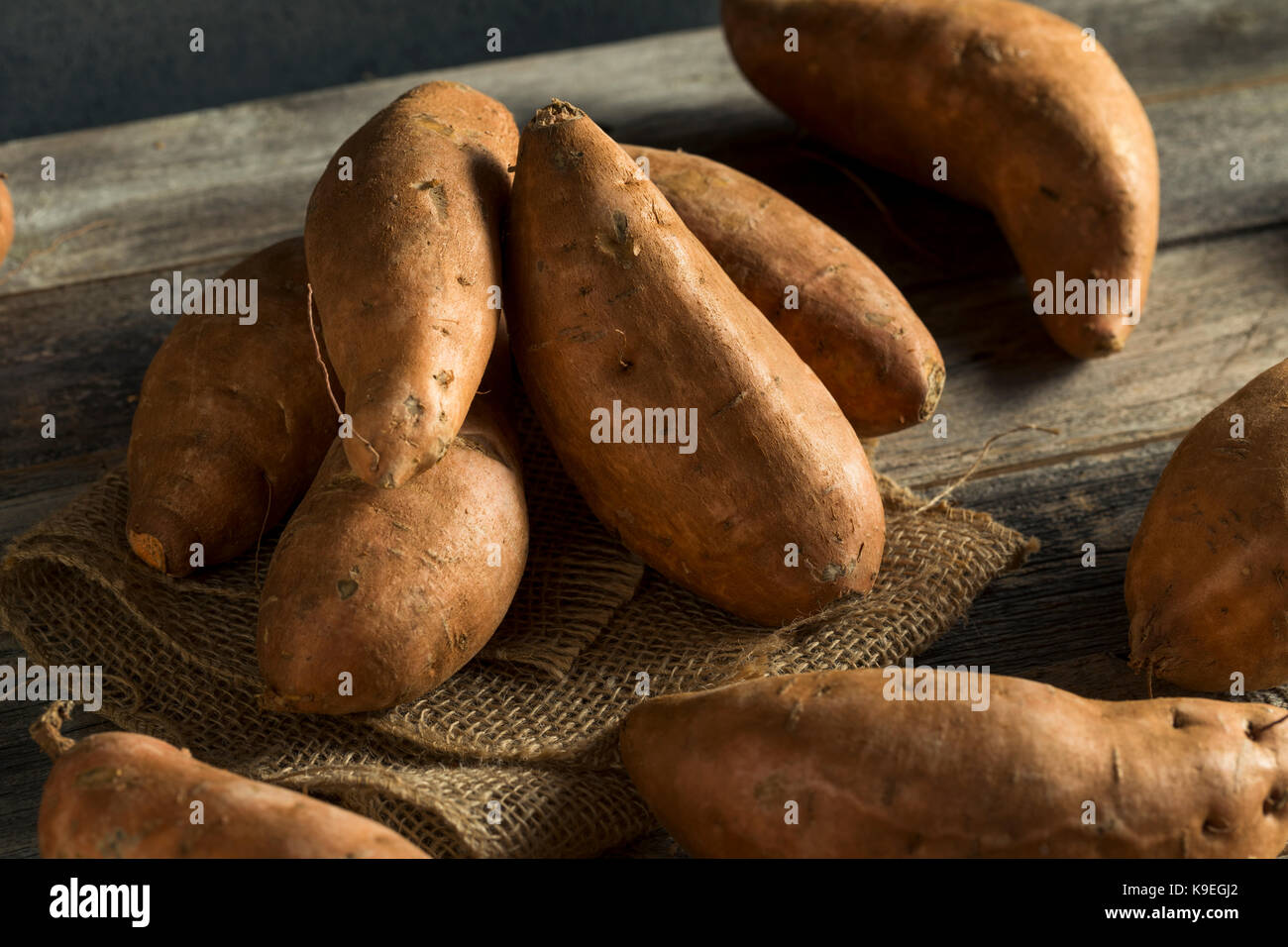 Raw orange organisch Süßkartoffeln Süßkartoffeln bereit zu Kochen Stockfoto