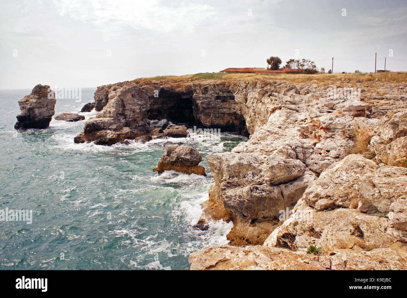 Felsigen Klippen über dem Schwarzen Meer in Bulgarien, in der Nähe von schabla (Szabla) und Tyulenovo (tulenovo) - verborgenes Juwel der bulgarischen Seestücke Stockfoto