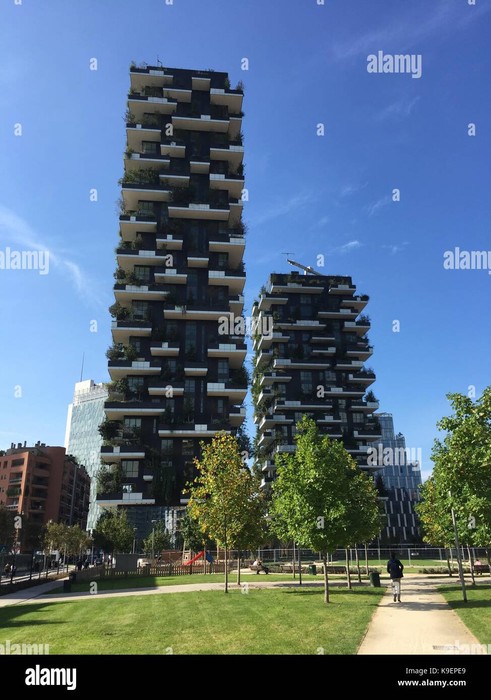 Vertikale Wald, Mailand, Porta Nuova, Wolkenkratzer Residenzen, Italien, Blick von den Balkonen und Terrassen der Vertikalen Wald, voll von grünen Pflanzen Stockfoto