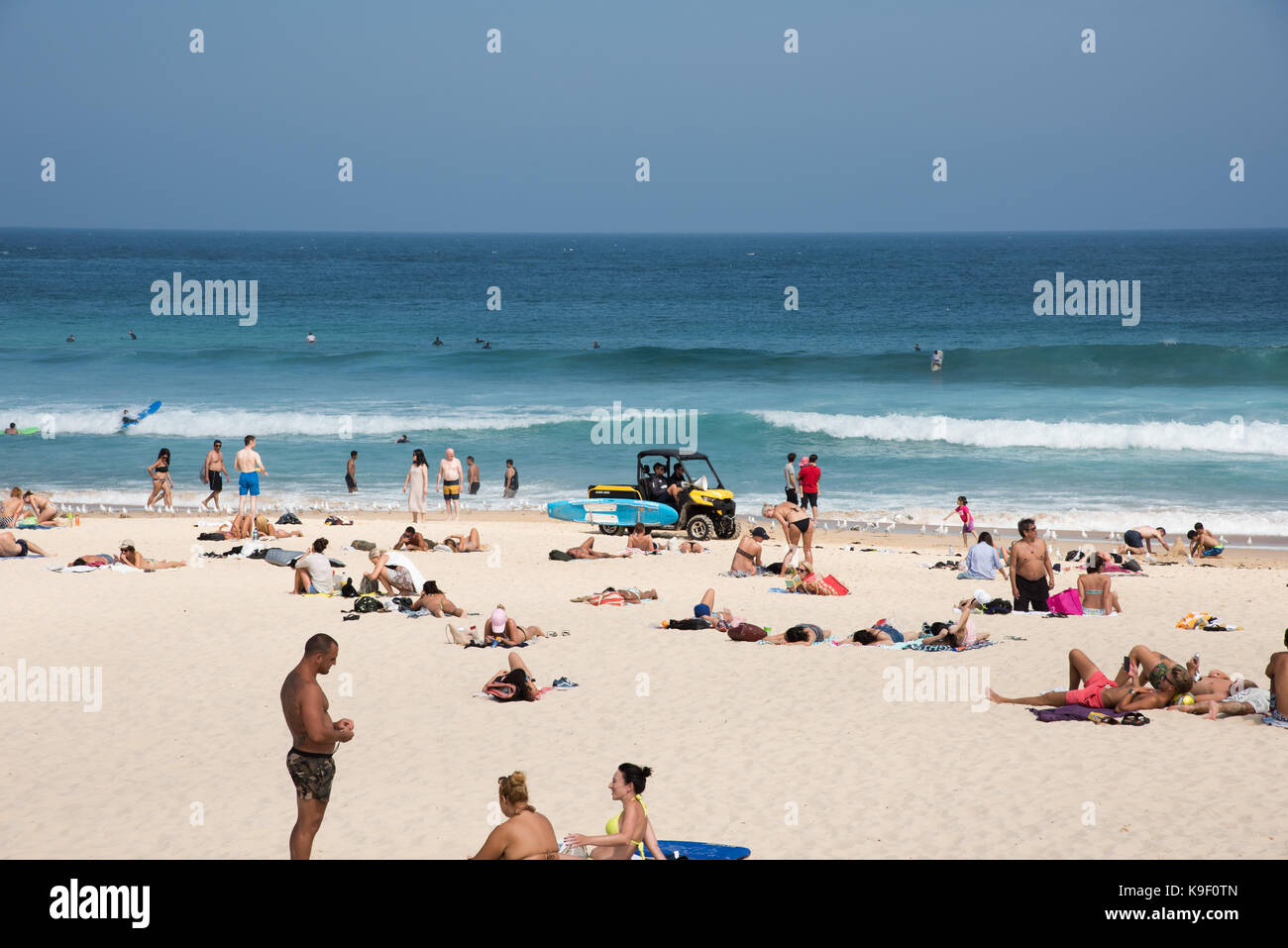 SYDNEY, NSW, Australien - NOVEMBER 21,2016: Menschenmassen, Rettungsschwimmer ATV und Surfer in den Pazifischen Ozean am Bondi Beach in Sydney/Australien Stockfoto