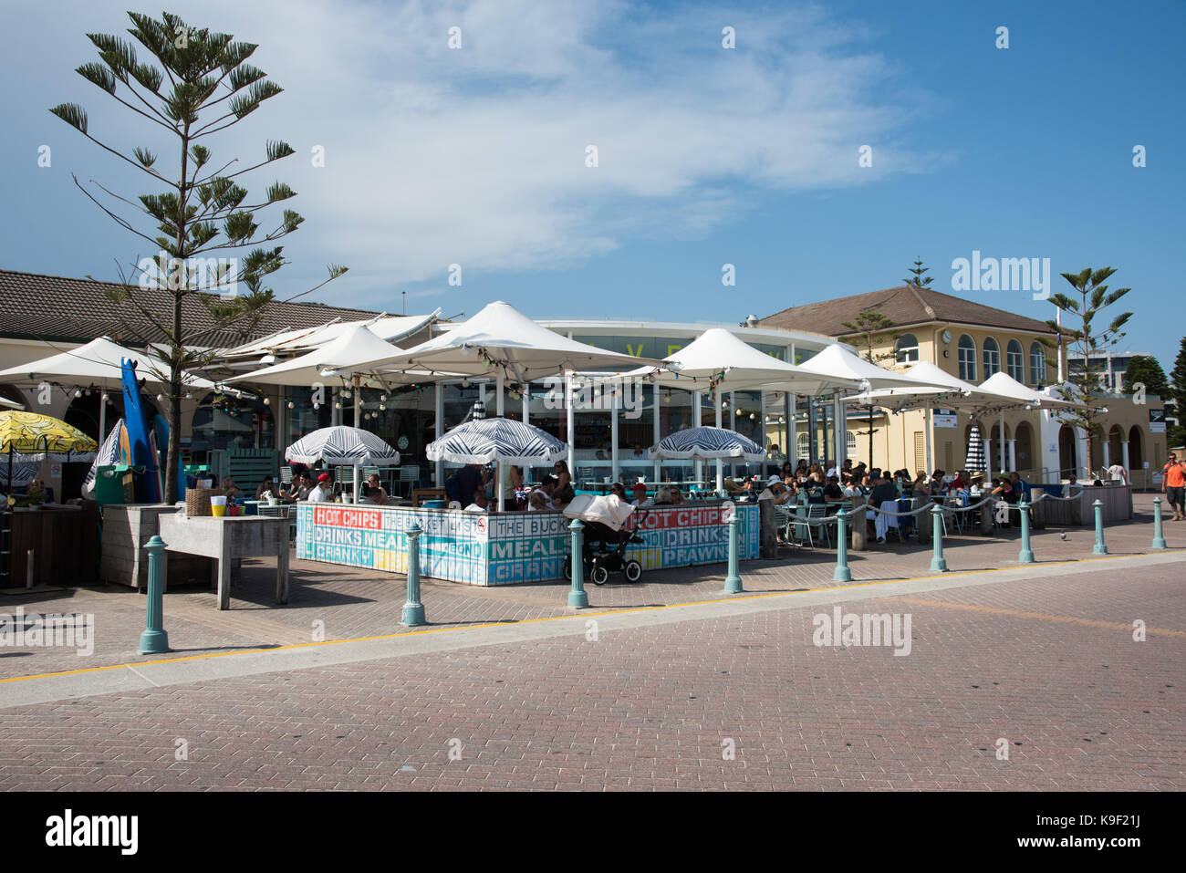 SYDNEY, NSW, Australien - NOVEMBER 21,2016: The Bucket List Sidewalk Cafe mit Menschen am Bondi Beach Vorland in Sydney, Australien Stockfoto