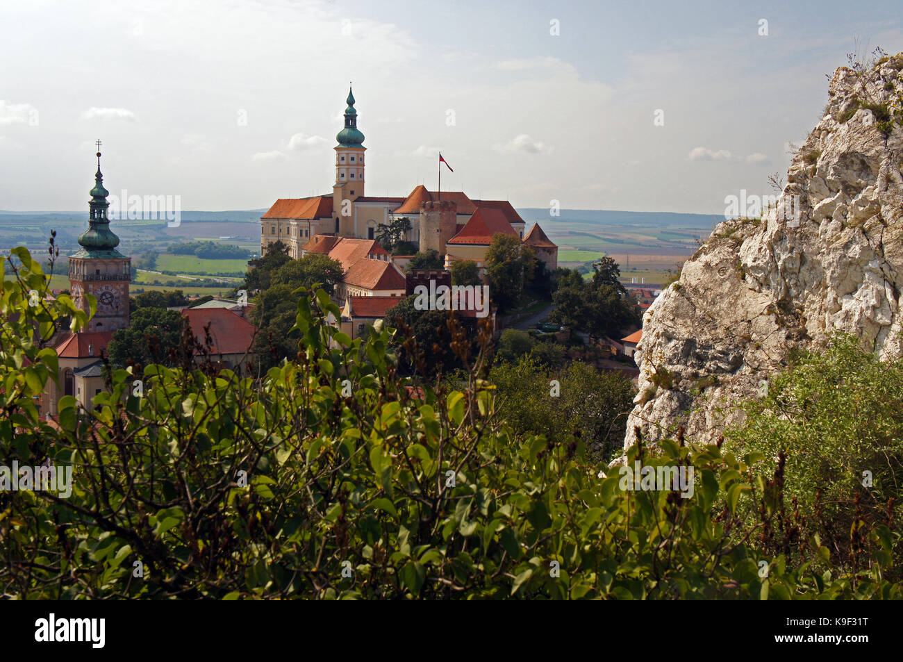 Burghügel der mittelalterlichen Stadt in Mikulov von Bäumen und Felsen umgeben, Mähren, Tschechische republik Stockfoto