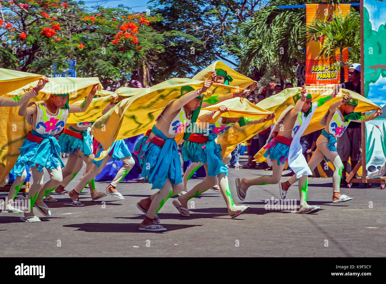 Kostümierte philippinische Kinder tanzen bei einem Festival in den Philippinen. Stockfoto