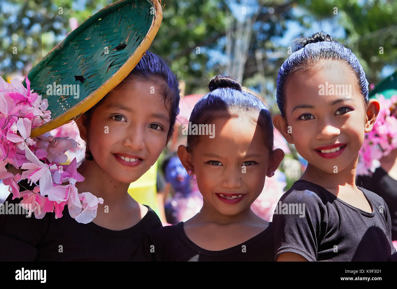 Drei Philippinischen elementare Alter Mädchen warten, die wiederum in den Jährlichen multikulturellen Festival Parade angezeigte Aspekte ihrer Stammeskultur bis März ein Stockfoto