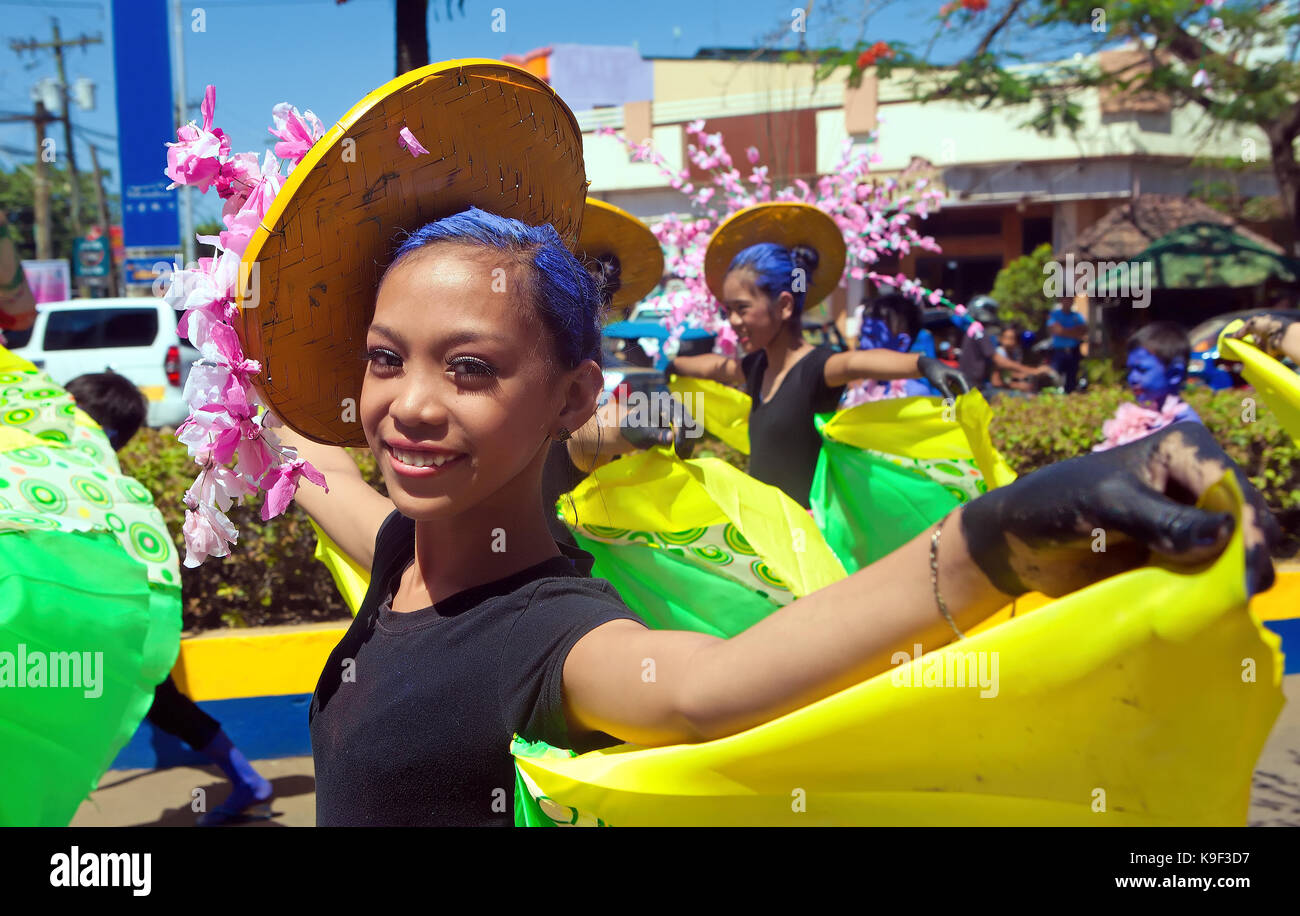 Kostümierte philippinischen Mädchen im Teenageralter März in die jährliche Parade feiern, multi-kulturellen Vielfalt mit Paraden, Feste, Tanz und Kultur. Stockfoto