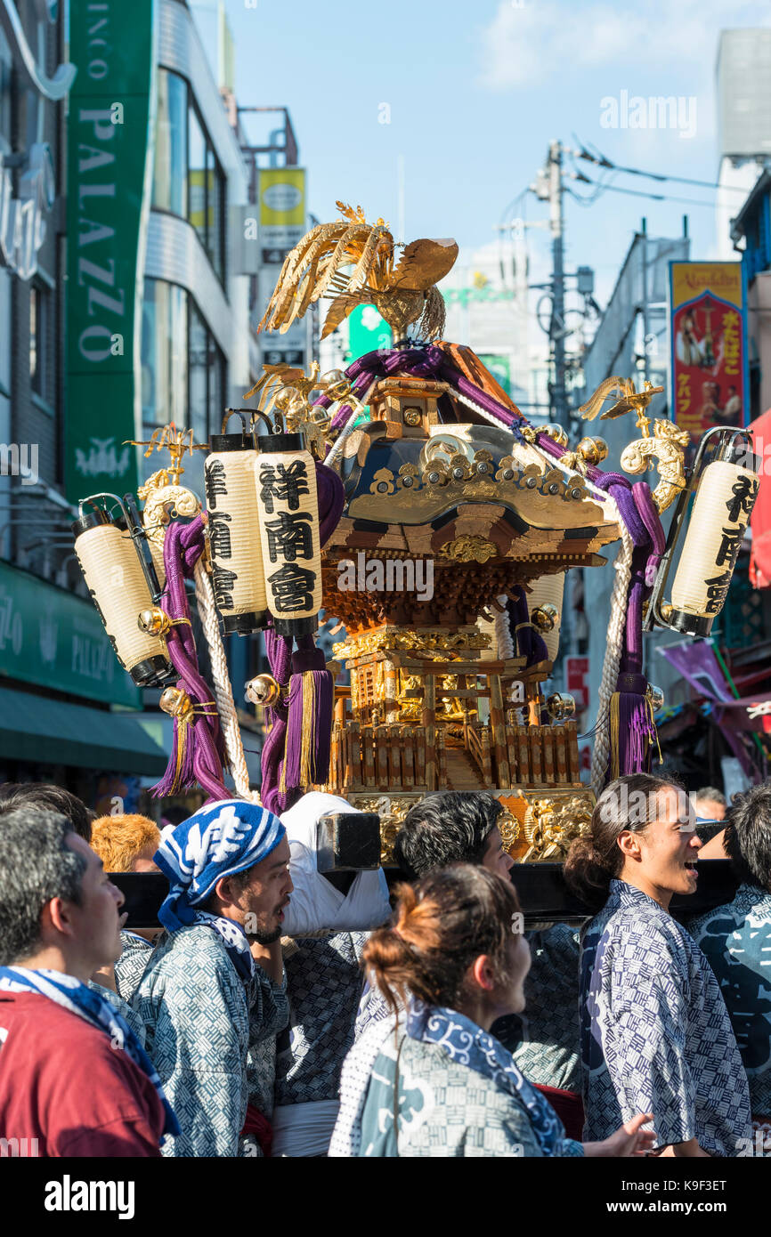 Mikoshi Prozession der Kichijoji Herbst Festival (Aki-Matsuri) der Musashino Hachimangu Schrein auf heiwa-Dori, Kichijoji, Japan Stockfoto