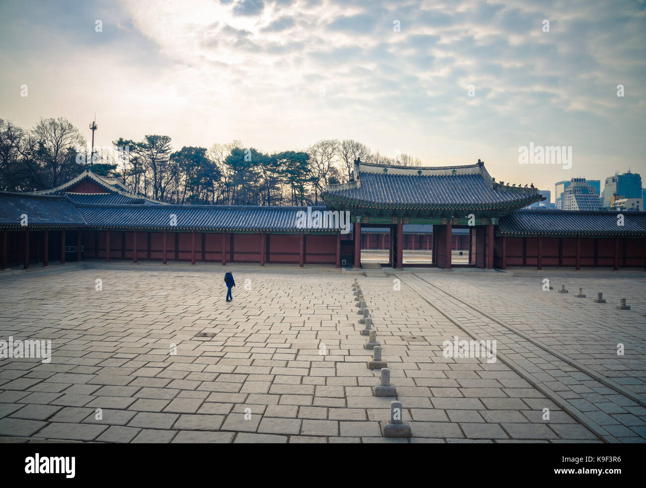 Ein Mann allein in einem Platz der changdeokgung Palast in Seoul Stockfoto