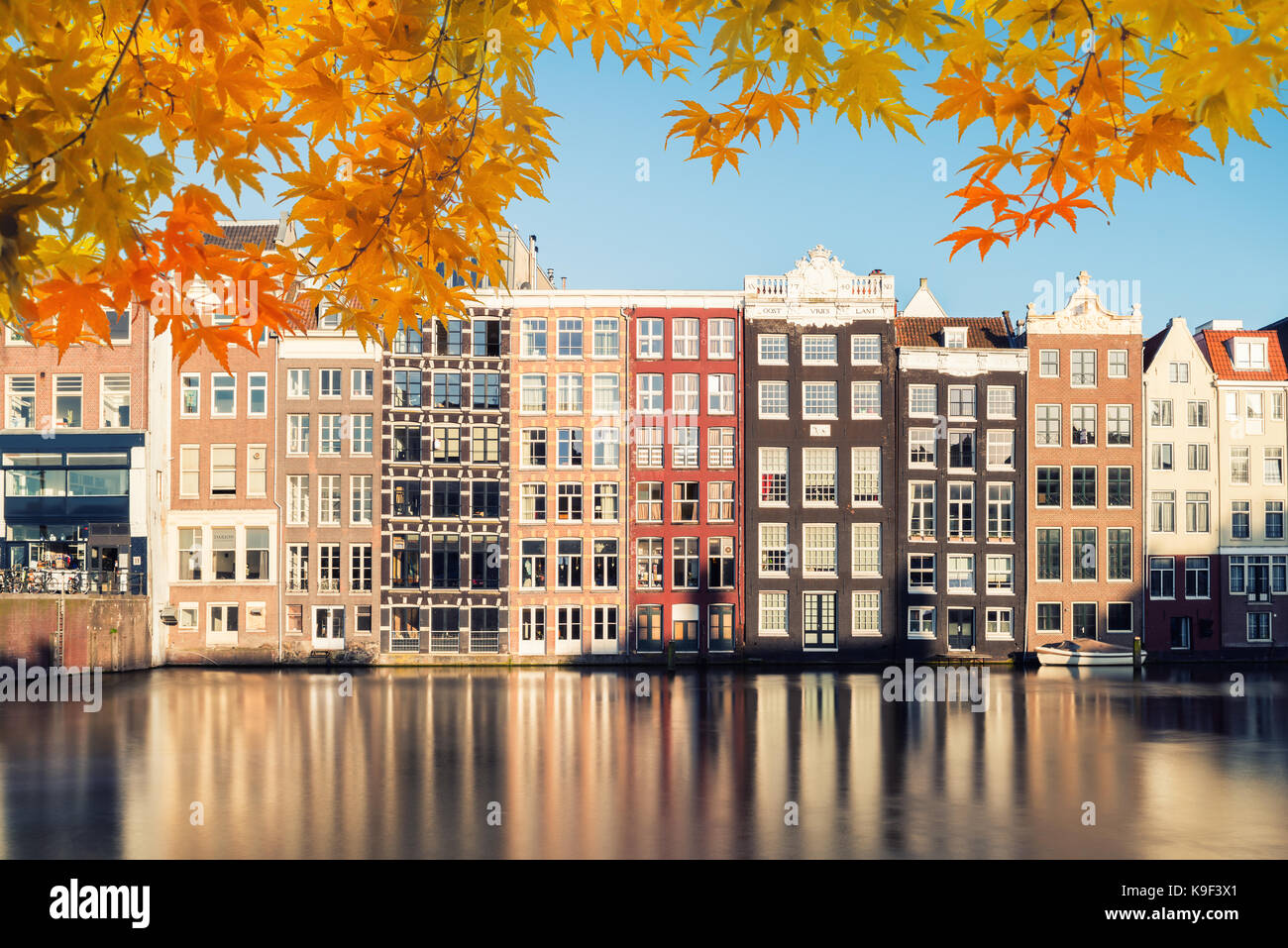 Herbst in Amsterdam street traditionellen alten niederländischen farbenfrohe Gebäude mit Canal in Amsterdam, Niederlande. Stockfoto
