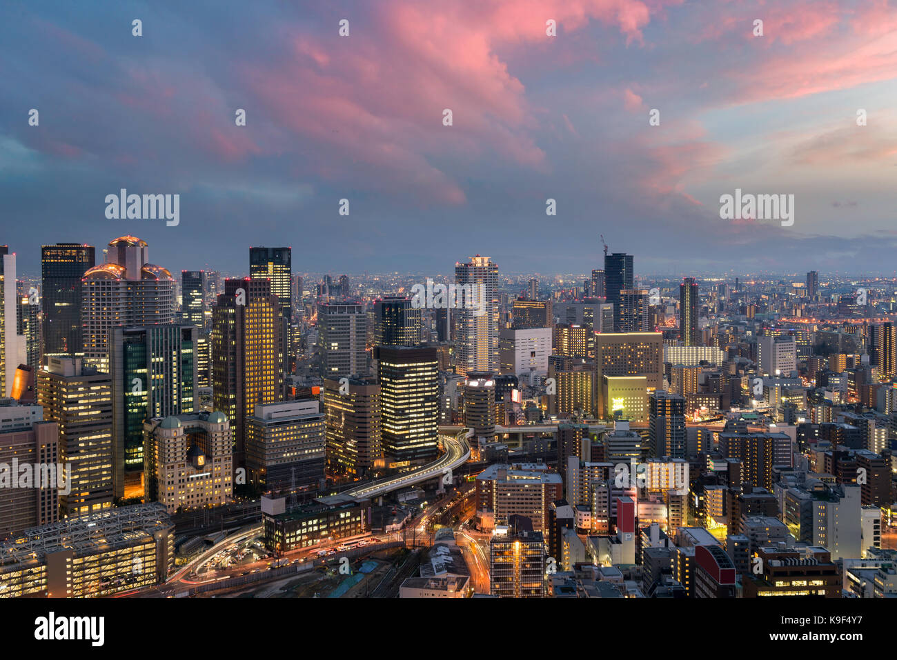 Osaka Innenstadt Skyline bei dem Wahrzeichen Umeda Bezirk in Osaka, Japan. Stockfoto