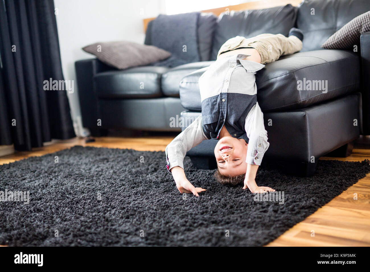 Ein Junge entspannt auf einem Sofa zu Hause Stockfoto