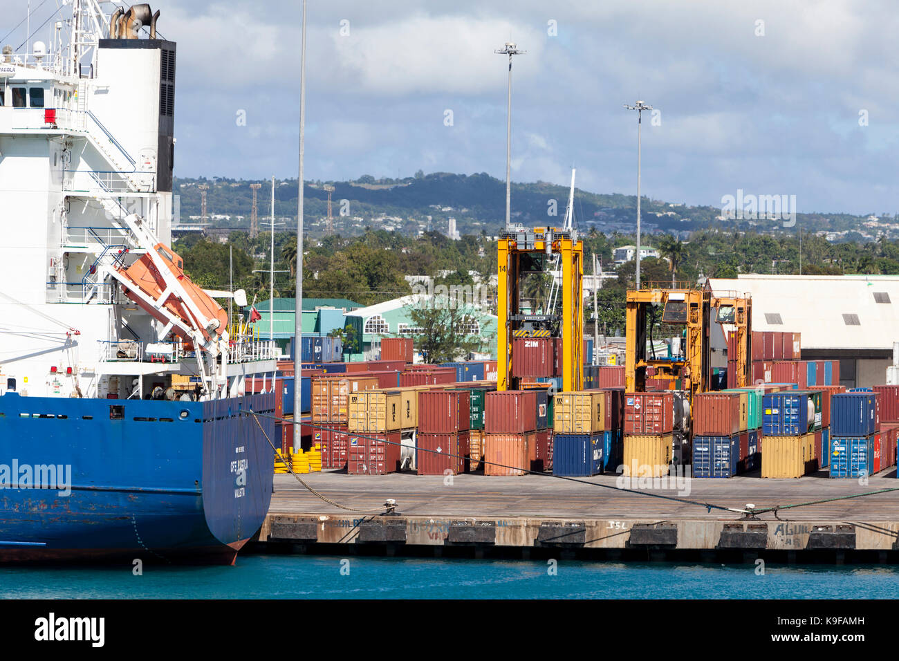 Bridgetown, Barbados. Off-beladene Container wartet ab Versand. Stockfoto