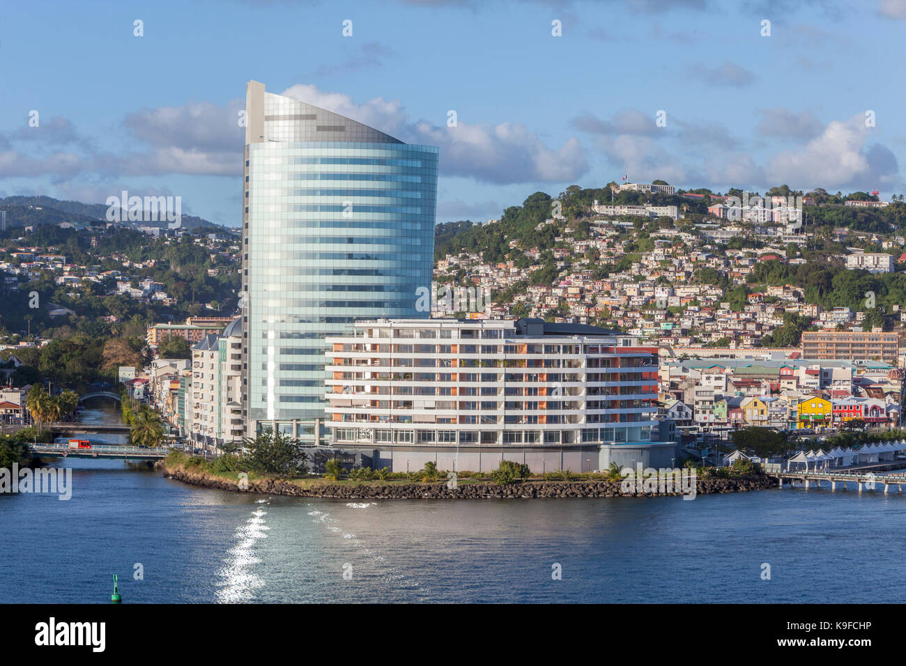 Fort-de-France, Martinique. Pointe Simon Business Center, Stadt im Hintergrund, am späten Nachmittag. Stockfoto