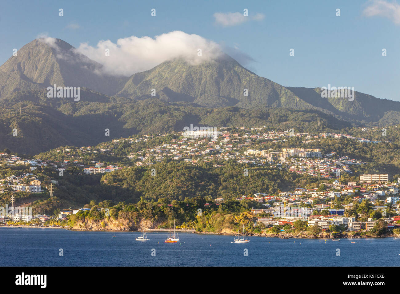 Martinique. Deux Pitons, nördlich von Fort-de-France. Häuser am Hang. Stockfoto