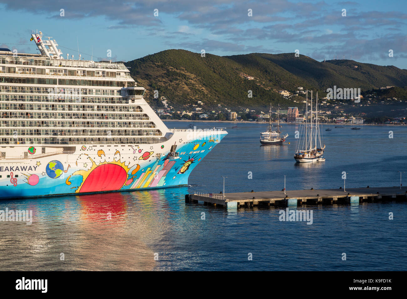 Philipsburg, Sint Maarten. Norwegische Abreiß-Kreuzfahrtschiff nähern Philipsburg Hafen. Für die redaktionelle Verwendung. Stockfoto Philipsburg, Sint Maarten. Norwegische Abreiß-Kreuzfahrtschiff nähern Philipsburg Hafen. Für die redaktionelle Verwendung. Stockfoto