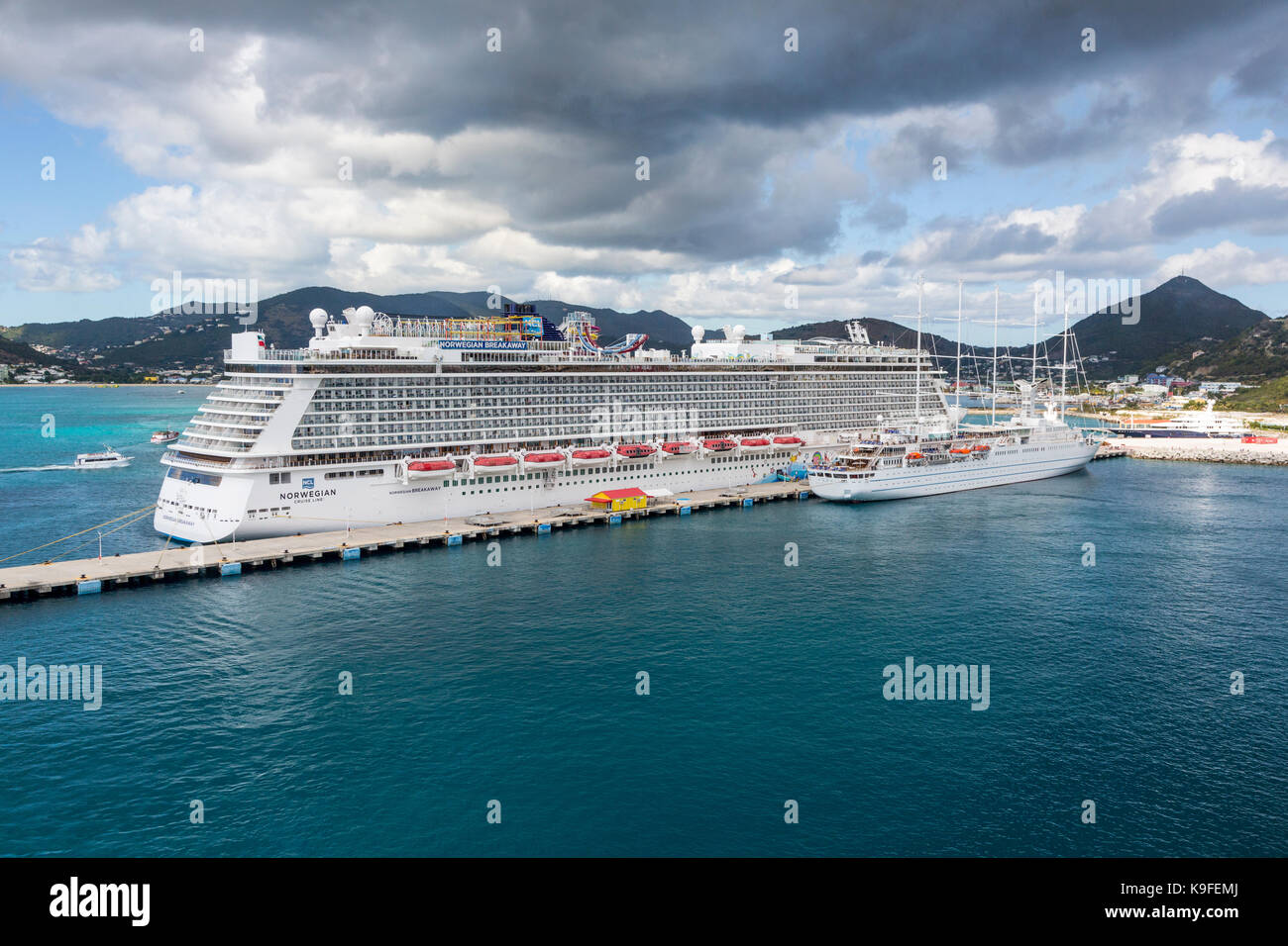 Philipsburg, Sint Maarten. Norwegische Abreiß-Kreuzfahrtschiff neben Pier. Für die redaktionelle Verwendung. Stockfoto