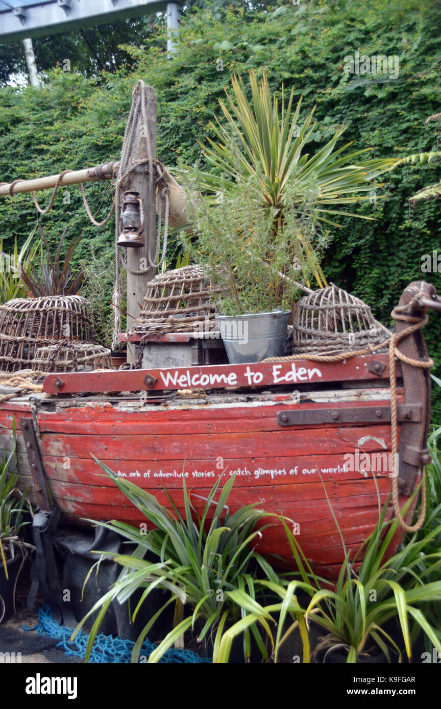 Alte Rot Holz Fischerboot auf dem Display am Eingang des Eden Project, Cornwall, England, Großbritannien. Laterne Stockfoto