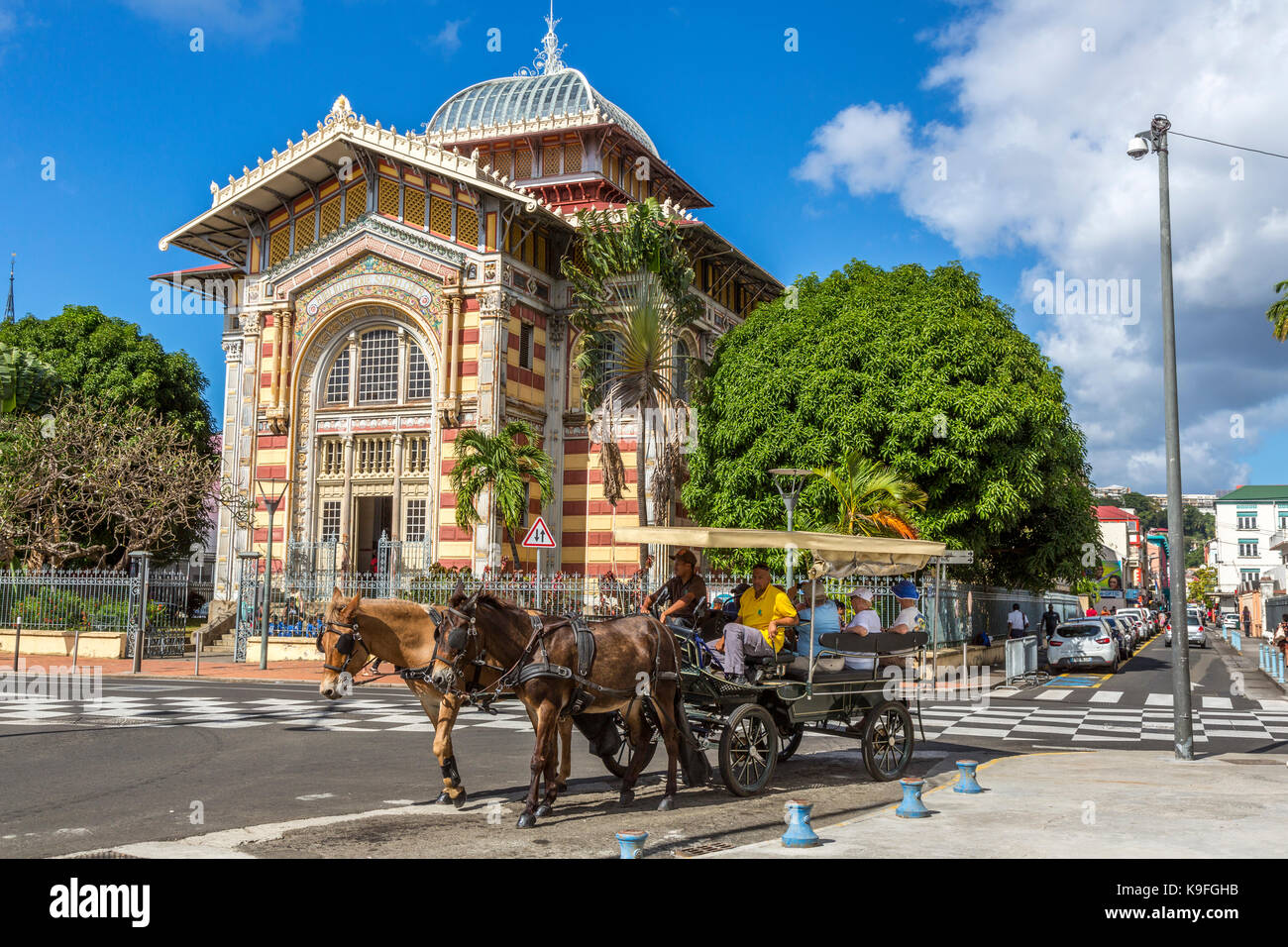 Fort-de-France, Martinique. Touristen in der Beförderung der Victor Schoelcher Bibliothek Museum, romanischen Baustil. Stockfoto