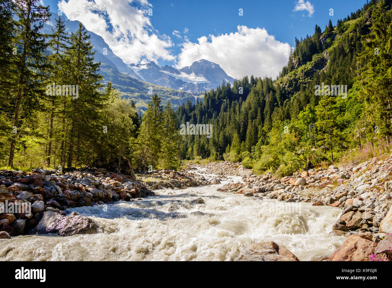 Wildwasserfluss im schönen Lauterbrunnental in der Schweiz Stockfoto