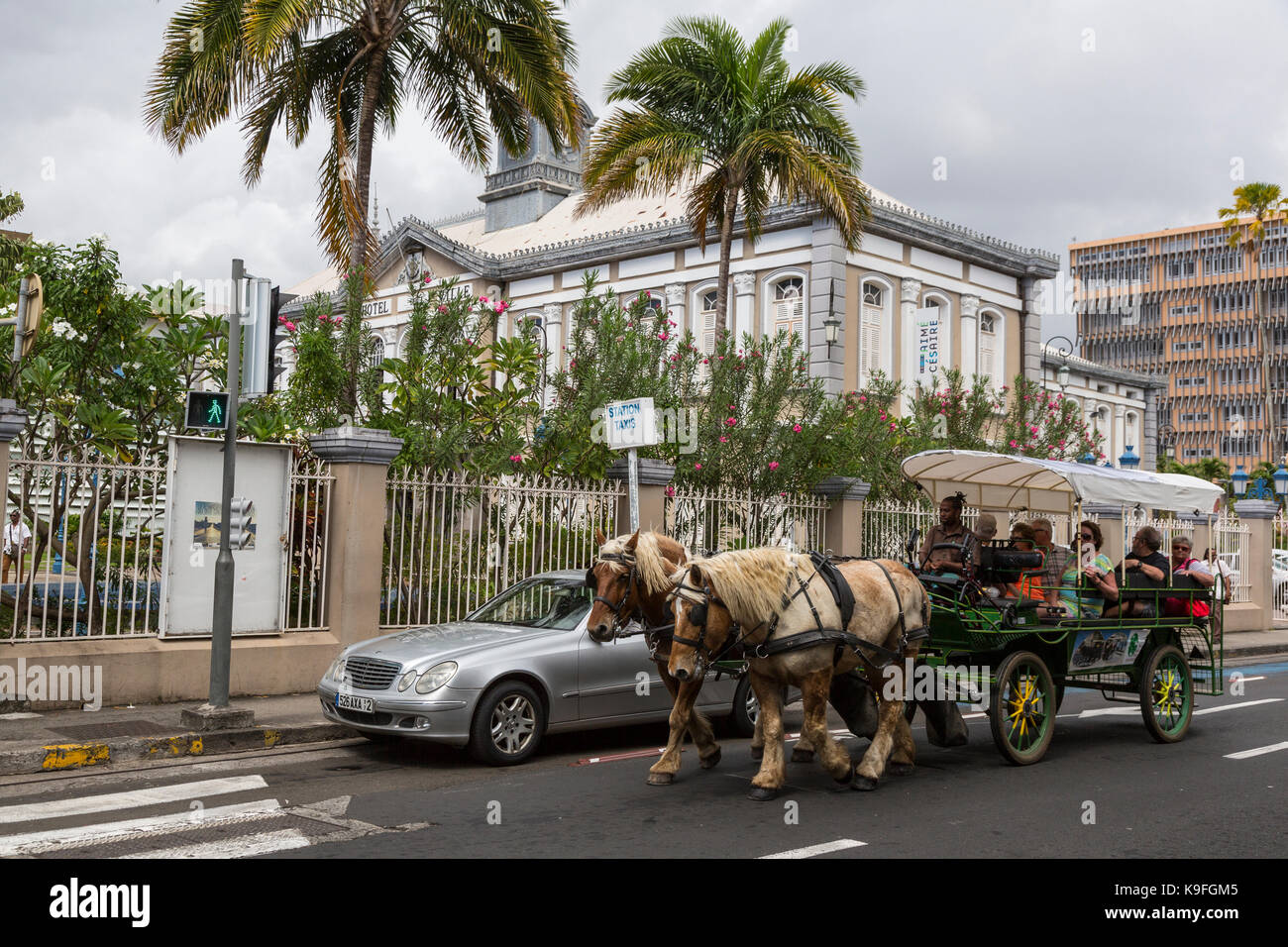 Fort-de-France, Martinique. Touristen mit der Pferdekutsche fahren an ehemalige Hotel de Ville, Rathaus. Stockfoto