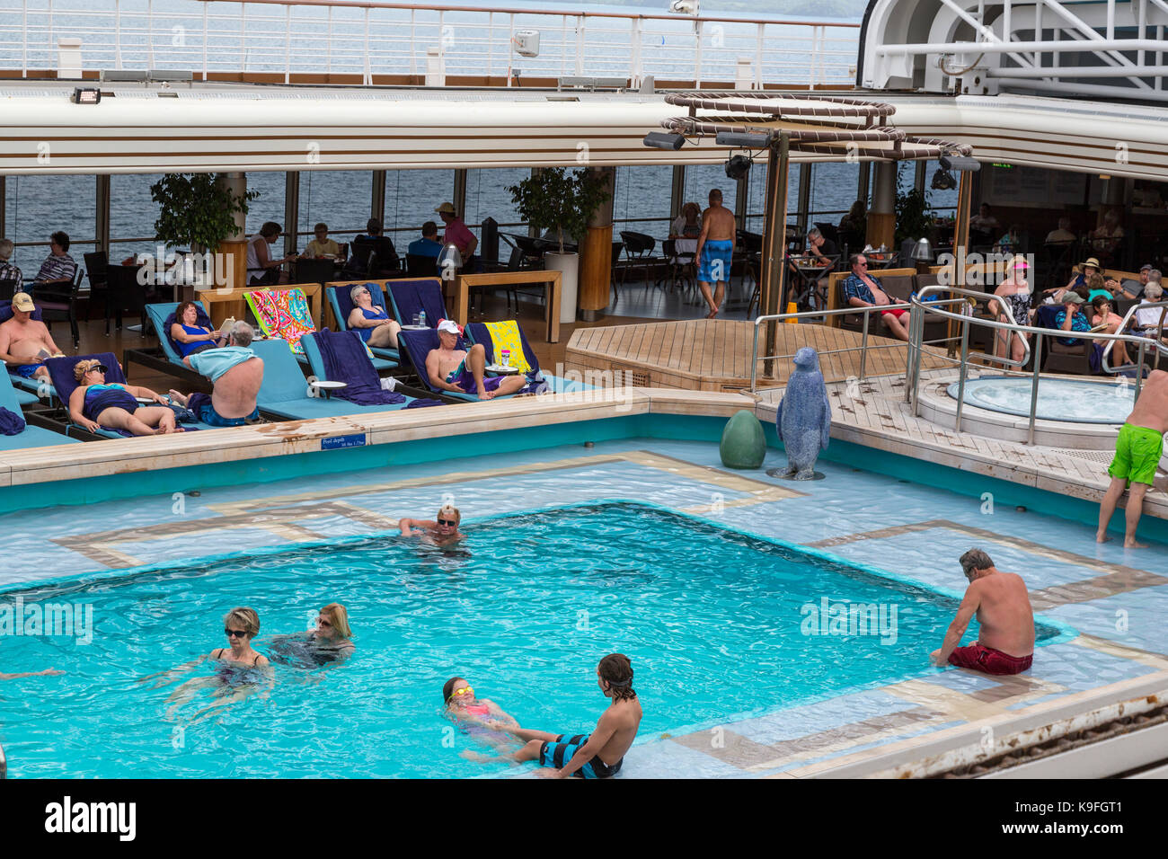 Karibik Kreuzfahrt Schiff Passagiere an Bord Entspannen rund um das Schwimmbad. Für die redaktionelle Verwendung. Stockfoto