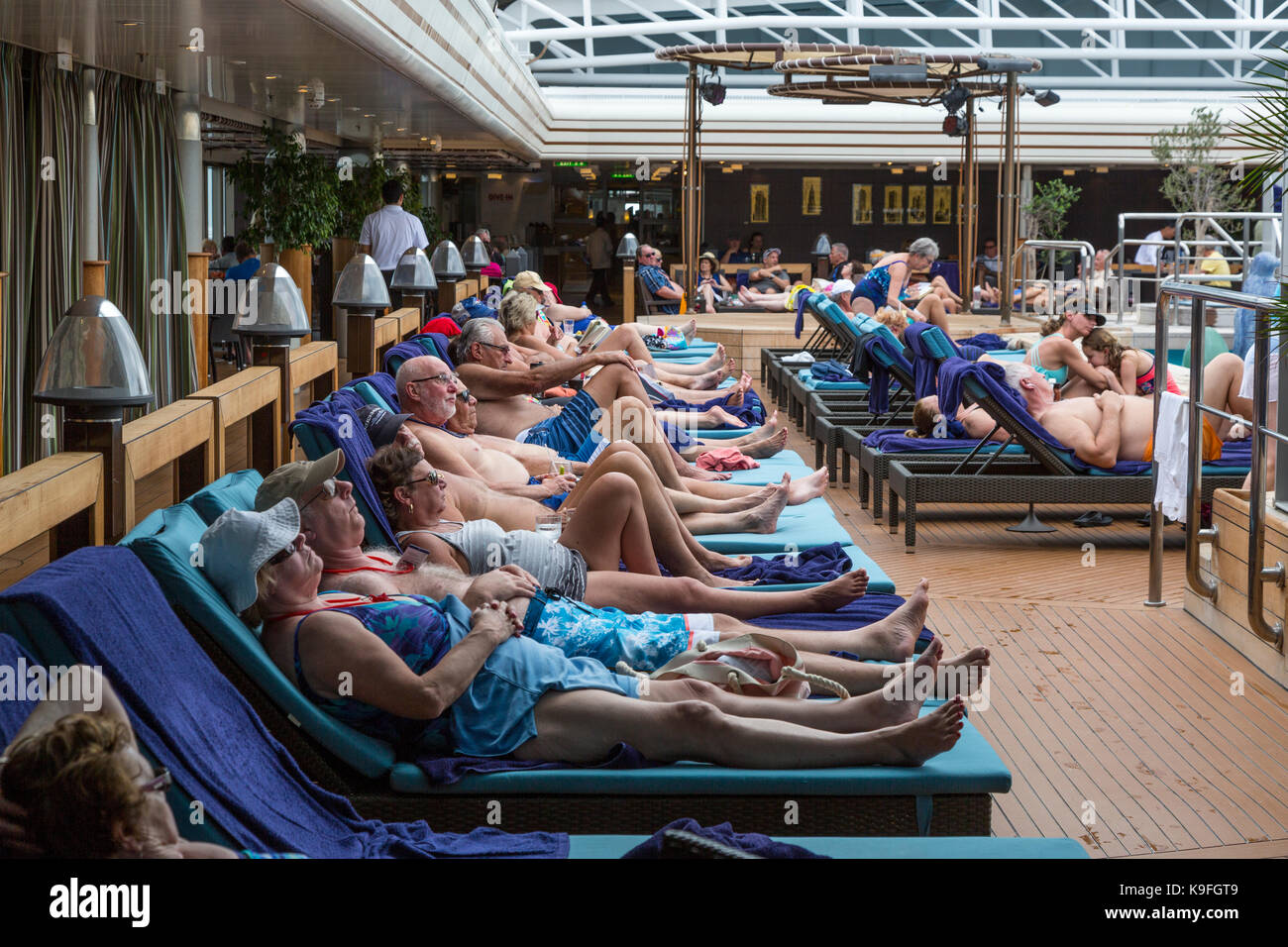Kreuzfahrtschiff Passagiere an Bord Entspannen rund um das Schwimmbad. Für die redaktionelle Verwendung. Stockfoto