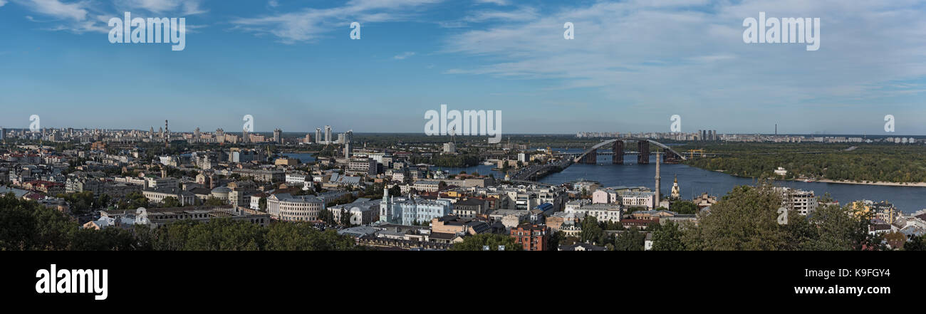 Panoramablick über die ukrainische Hauptstadt Kiew und dem Fluss Dnepr Stockfoto