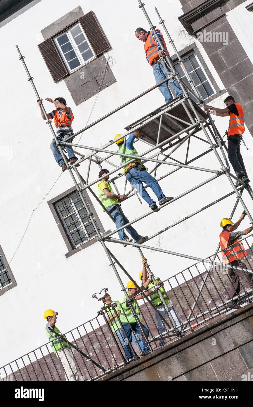 Arbeiter beim Maschen vor dem Palacio de Justica Stockfoto