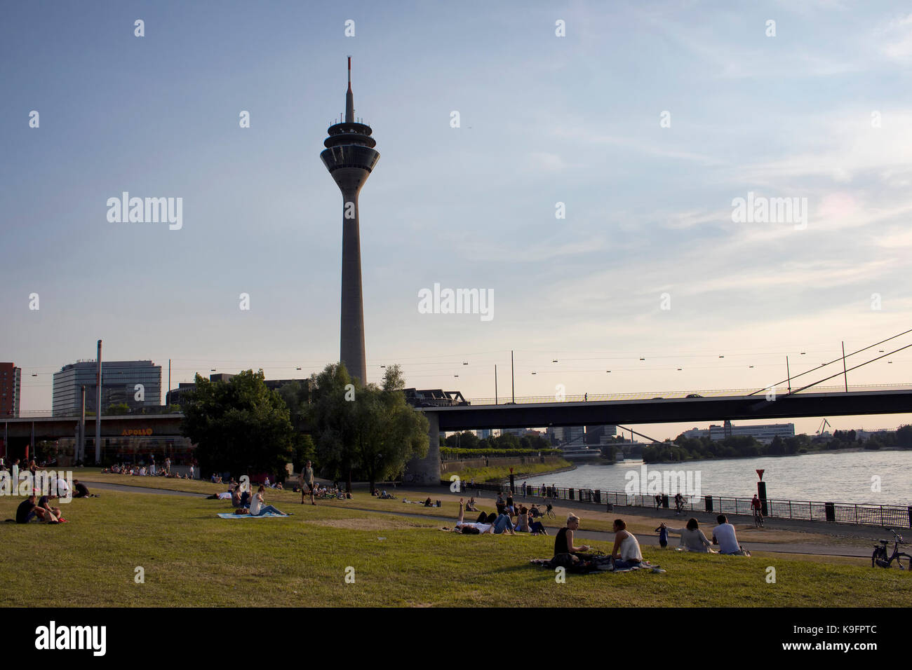 Die Menschen genießen Sie sonnige Wetter und hängen von Rhein (Rhein) Fluss in Dusselforf. Rheinturm (Rheinturm) ist im Hintergrund. Stockfoto
