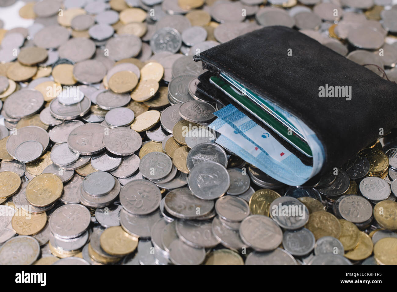 Brieftasche auf eine Gruppe von Münzen. Finanzkonzept und Handel Konzept. Malaysia Währung Stockfoto