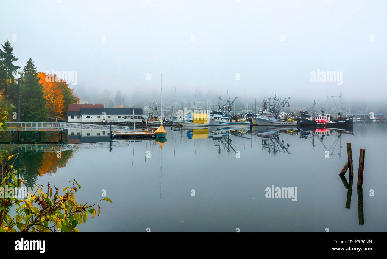 Fischerboote st Gig Harbor, Washington früh Morgens Nebel. Stockfoto