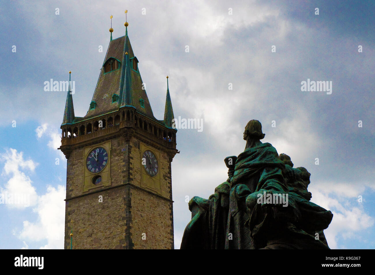 Prager astronomische Uhrturm mit Jan Hus (Kirchenreformator) Denkmal, Tschechische Republik Stockfoto