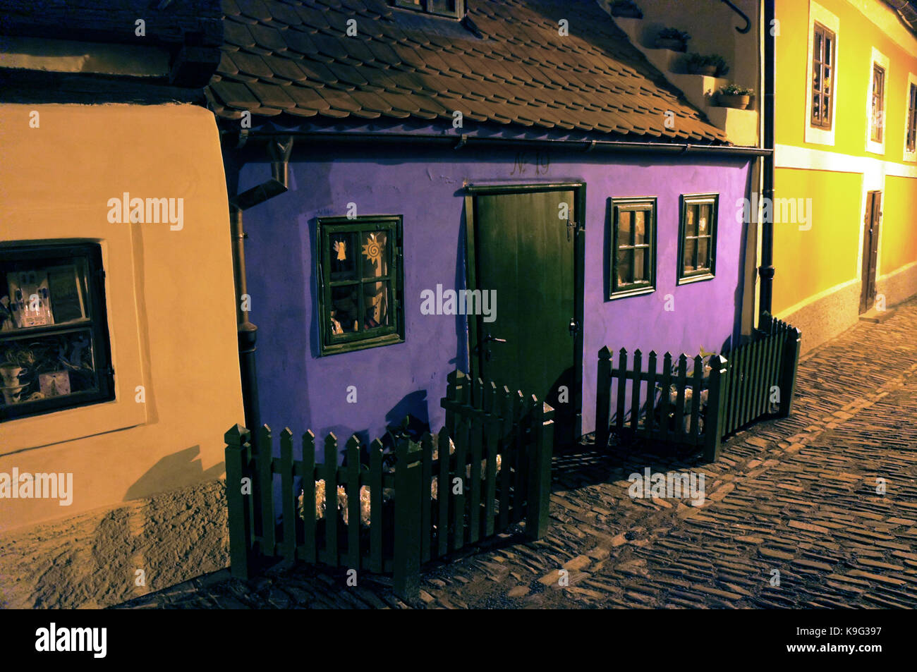 Golden Lane (Golden Street, Zlatá Ulička) - Mittelalterliche Straße in der Prager Burg (Hradschin), Tschechische Republik, auf denen achemists versucht, Gold zu erstellen Stockfoto